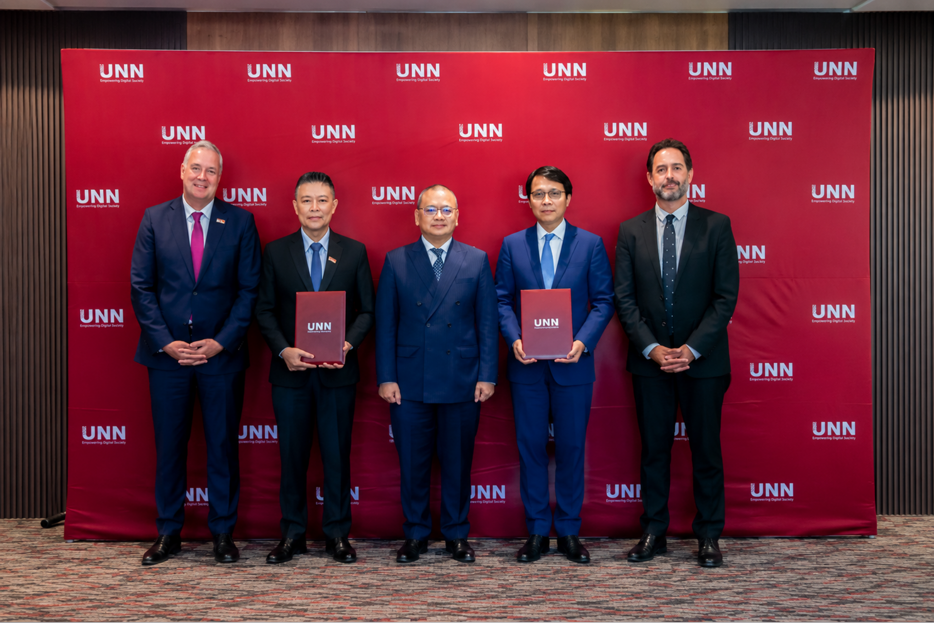 (L-R) Chief Digital Officer (CDO) Heiko Trost, Acting Chief Executive Officer (ACEO) Christopher Phan, Yang Mulia Haji Hairul Mohd Daud bin Haji Abd Karim, Deputy Permanent Secretary (Infocommunications), Ministry of Transport and Infocommunications, and UNN Board Director, CEO of Vobile Inc., Yangbin Wang and Executive Vice President, Business Development Ben Smith at the signing ceremony.