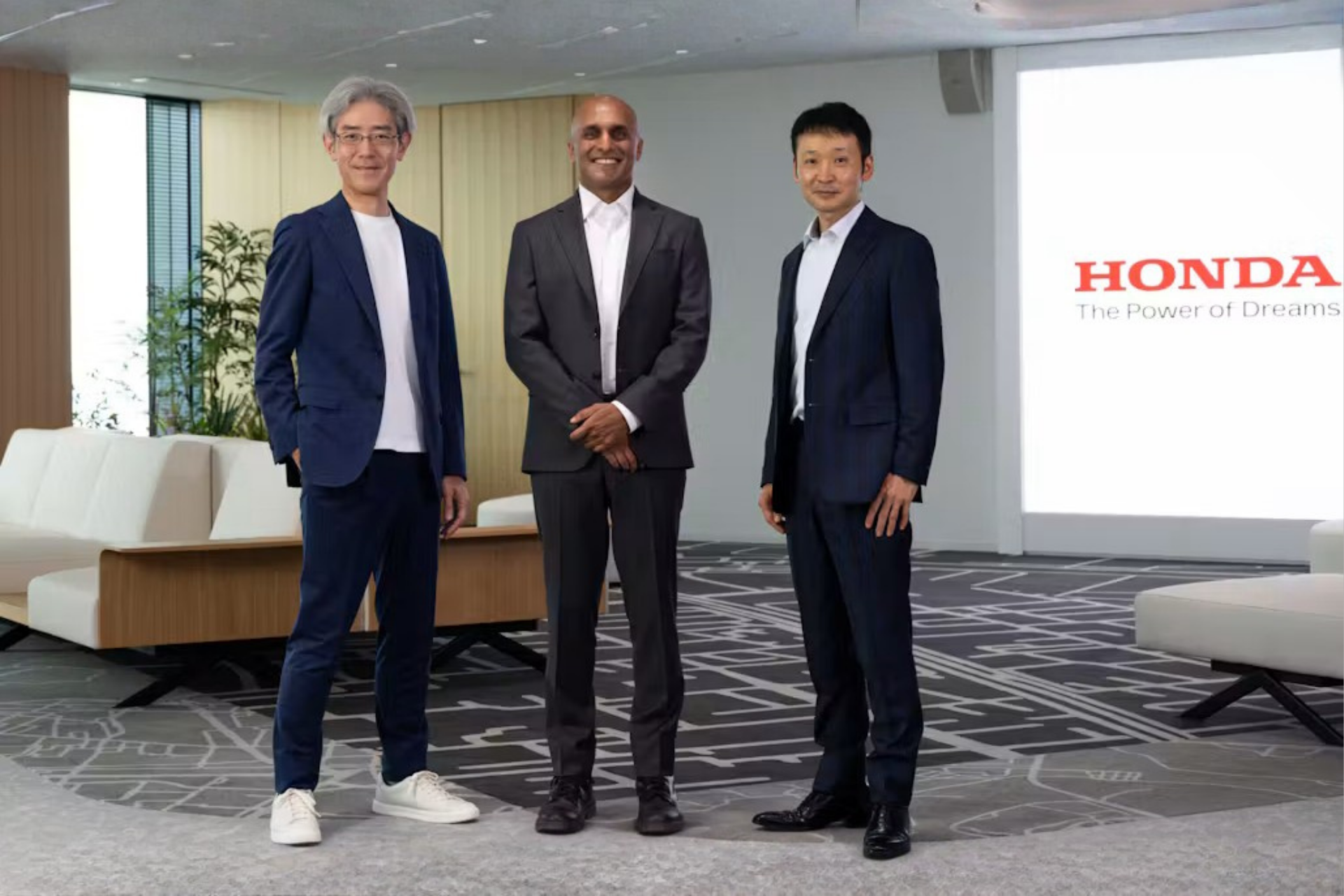 Honda Director Masato Yotsugama (right) and Executive Officer Shinichi Arie (left) announced the collaboration, and Casar Yunis CEO (center) of Applied Integration in the United States